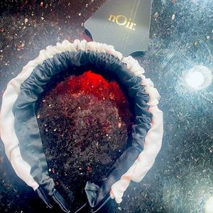 Noir’s duo black/white head bands